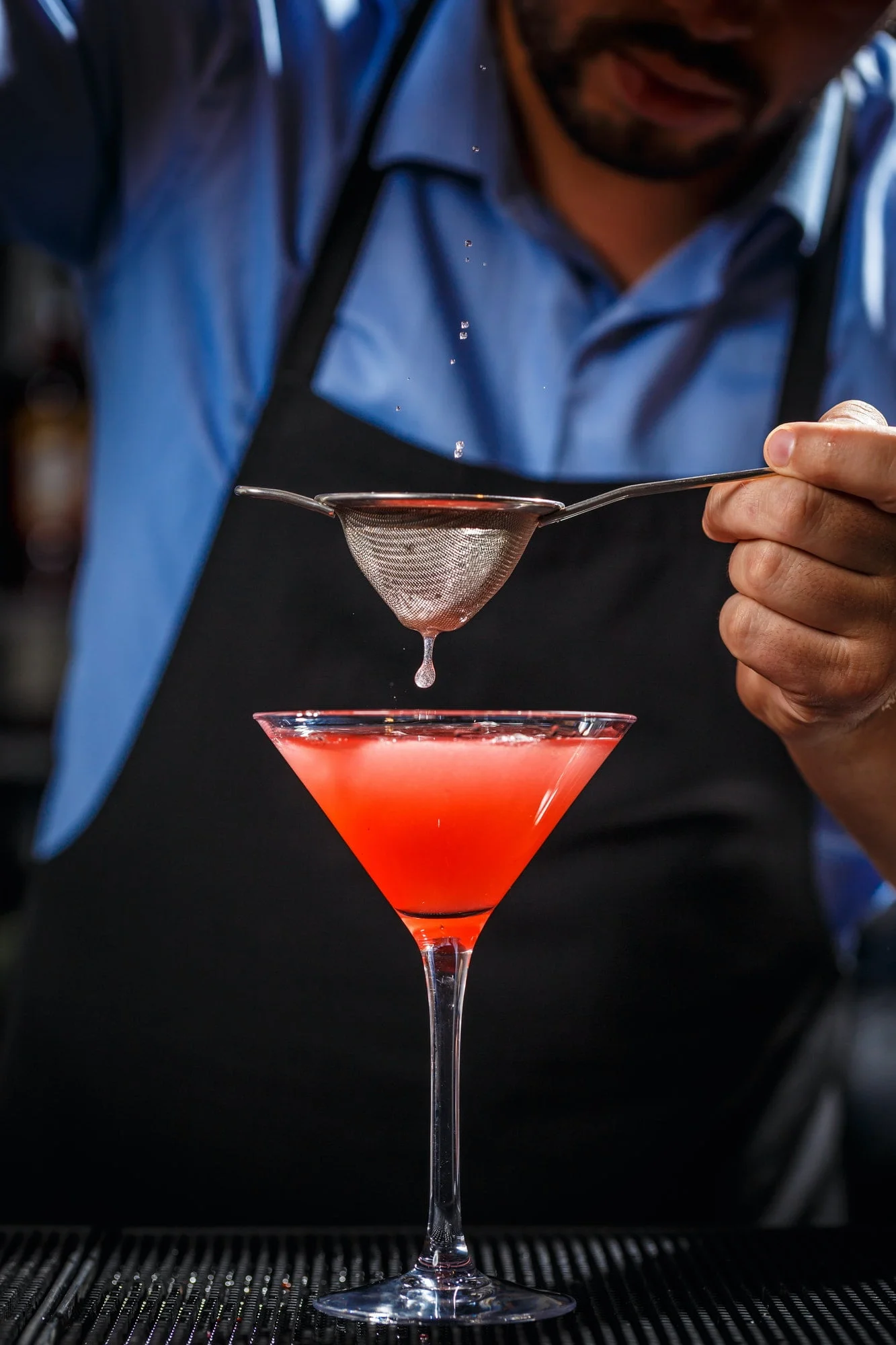 barman-makes-cosmopolitan-cocktail.jpg barman-makes-cosmopolitan-cocktail.jpg